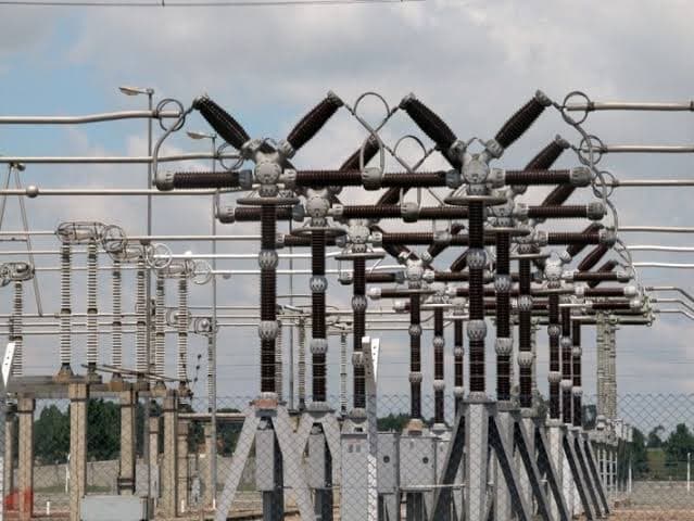 High-voltage electrical plant and switchgear